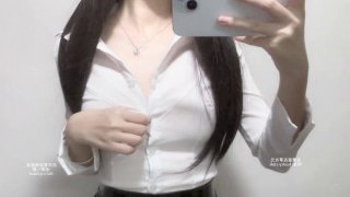 澪 制服衬衫敞开 拨开骚逼展示 红嫩内部谁顶得住(多图+视频)